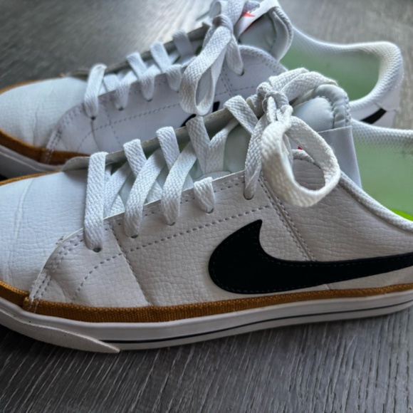 Women's Court Legacy Leather Sneaker - Picture 3 of 5